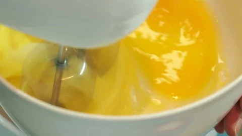 Eggs in the mixer Stock-Footage 128002729