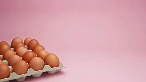 Eggs in the package on the pink background. Stop motion 库存影片 228309412