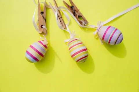 Eggs painted various patterns for Easter holiday. Yellow bright background, copy 库存照片