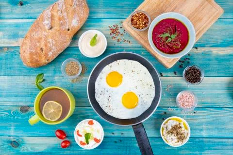 Eggs in Pan with Bread and Hummus and Labneh with Cup of Tea with Limon. Fotos Stock