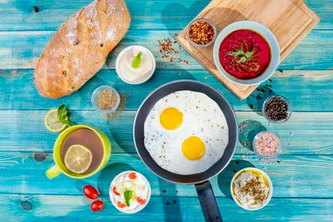Eggs in Pan with Bread and Hummus and Labneh with Cup of Tea with Limon. 库存照片