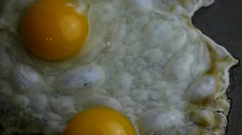 Eggs in pan, close-up Vidéo 51546100