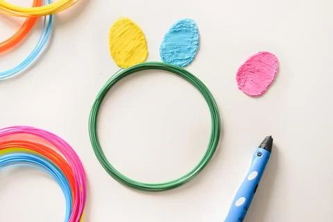 Eggs of plastic for Easter. Rainbow plastic filaments with for 3D pen laying. Foto stock