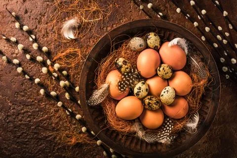 Eggs with pussy willow branches on rustic background. Easter table decoration Foto stock
