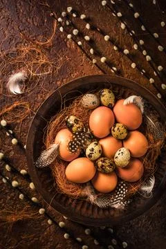 Eggs with pussy willow branches on rustic background. Easter table decoration Foto stock