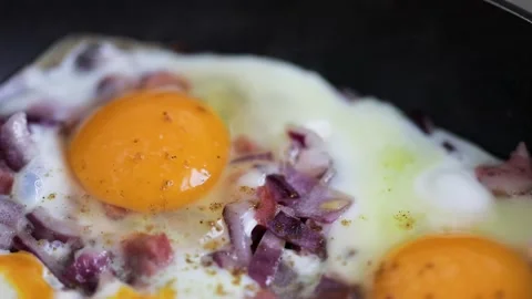 Eggs scramble with ham on hot pan Vídeos de archivo 169899597