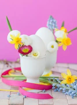 Eggs with spring flowers Foto stock