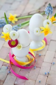 Eggs with spring flowers Foto stock
