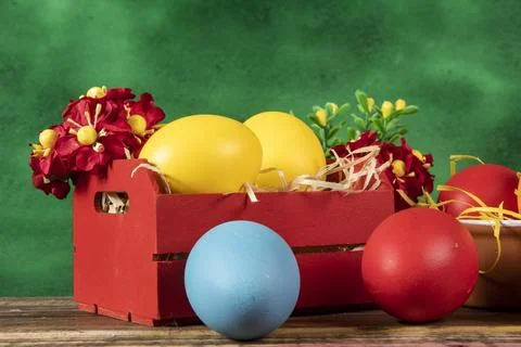 Eggs in wooden box with hay on rustic background or surface, easter or holi.. 스톡 사진