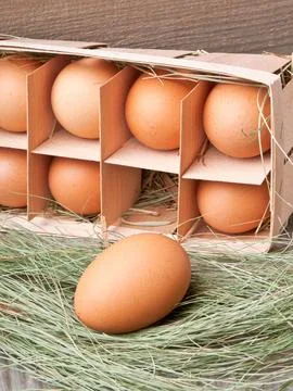 Eggs in a wooden container Foto stock