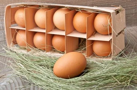 Eggs in a wooden container Foto stock