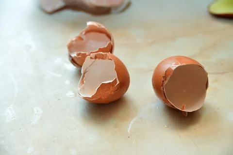 Eggshells lie on the table in the kitchen at home. 스톡 사진