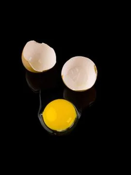 Eggyolk separate from the shell Foto stock