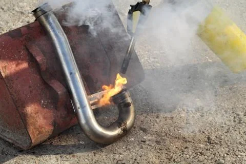 EGR intake pipe cleaning using fire Stock-Fotos
