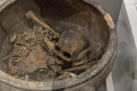 An Egyptian mummy in a traditional folk burial pot Stock Photos