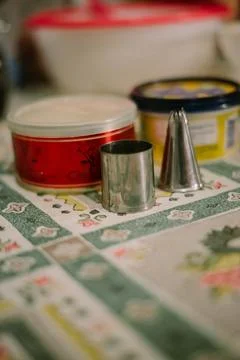 Eid cake molding tools consisting of syringe cakes and shy princesses with .. Foto stock