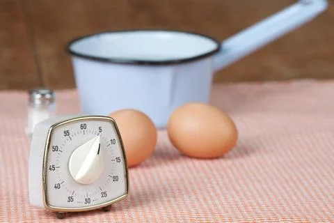 Eier hinter Uhr Zwei Eier mit Topf und Eieruhr Two eggs with pot and clock... Stock Photos