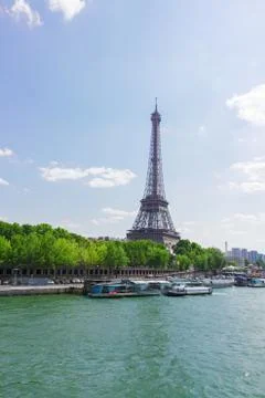 Eiffel tour over Seine river Fotos Stock