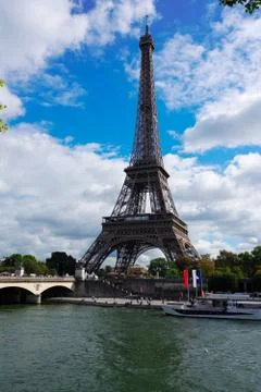 Eiffel tour over Seine river Fotos Stock