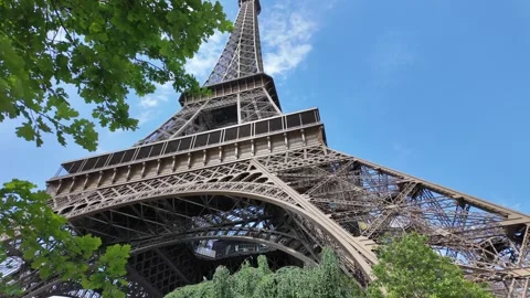The Eiffel Towe Champ de Mars in Paris, France. Vídeos de archivo 323188868