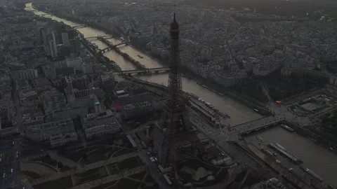 Eiffel Tower Aerial View Overlooking Cityscape During the Twilight Hour 库存影片 330991759
