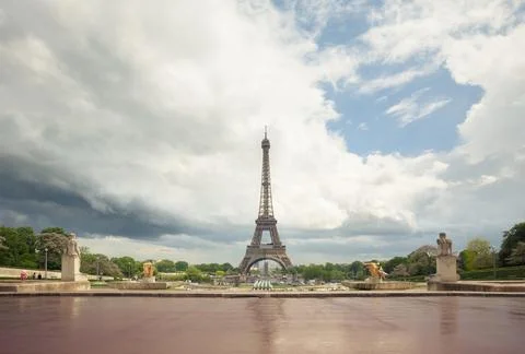 Eiffel Tower against dramatic sky Stockfoto's