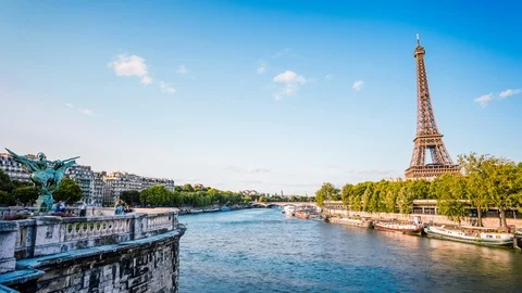 Eiffel tower along Seine river time lapse Видео 119033210