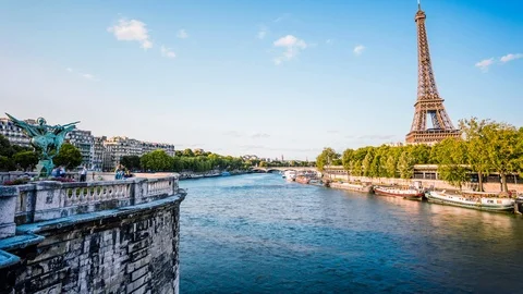 Eiffel tower along Seine river time lapse Stockbeeldmateriaal 119033245