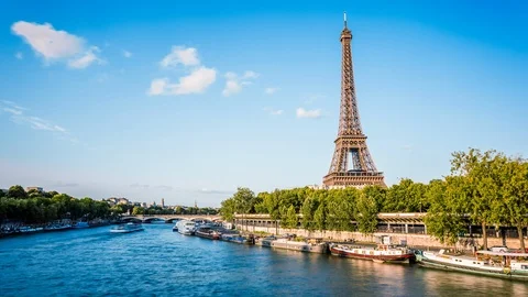 Eiffel tower along Seine river time lapse Stockbeeldmateriaal 119033257