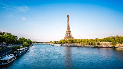 Eiffel tower along Seine river time lapse Stockbeeldmateriaal 119033385