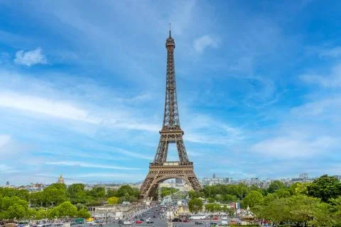 Eiffel Tower and Cirrus Clouds France. Summer morning in Paris near the Ei... 스톡 사진