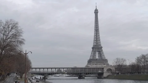 Eiffel Tower and the Seine Video stock 85599408