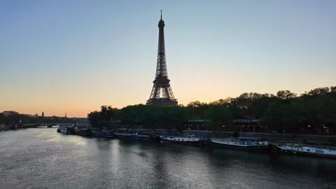 Eiffel Tower and Seine river at sunrise Paris Vidéo 334507034