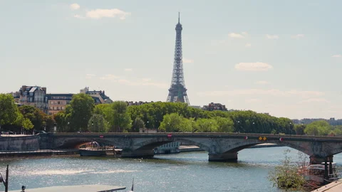 Eiffel Tower and Seine River view from Pont Alexandre III, 4K Vídeos de archivo 344976124