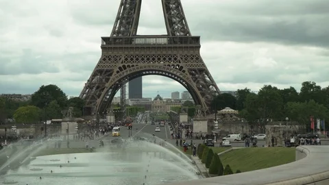 Eiffel Tower base with people and traffic Vídeo Stock 125810026