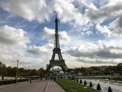 Eiffel Tower at blue cloudy sky, Paris, France Foto stock