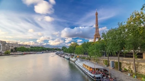 Eiffel Tower with boats in evening timelapse hyperlapse Paris, France 動画素材 80631237