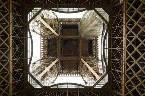 Eiffel tower from the bottom view during rainy day Foto stock