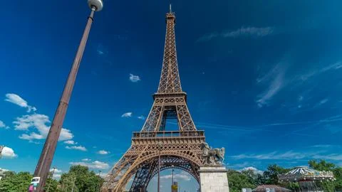 Eiffel Tower from bridge over Siene river in Paris timelapse hyperlapse, Fran Foto stock