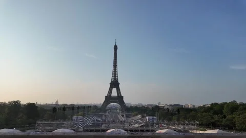 The Eiffel Tower,  Champ de Mars in Paris, France. Vídeos de archivo 323188909