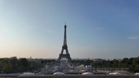 The Eiffel Tower,  Champ de Mars in Paris, France. Vídeos de archivo 323188910