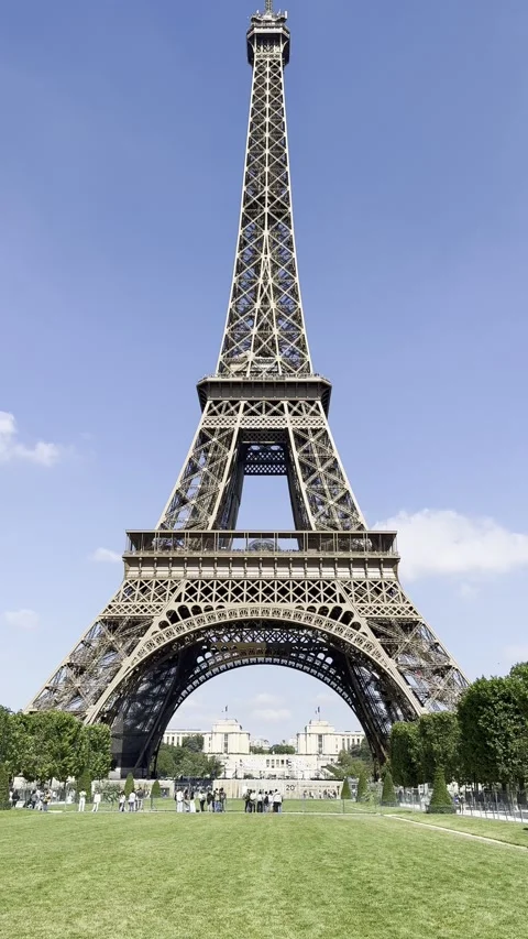 Eiffel Tower from Champ de Mars in Paris, France on a clear spring day 動画素材 337196707