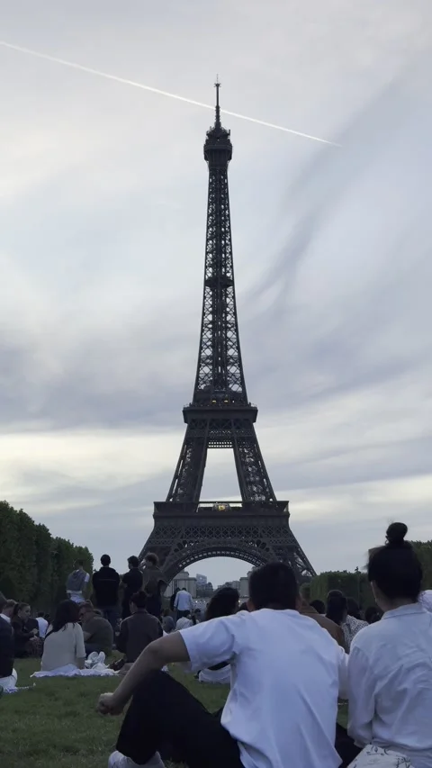 Eiffel Tower from Champ de Mars at sunset timelapse in Paris 動画素材 337197921