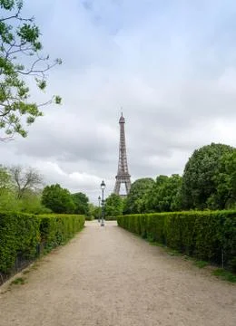Eiffel Tower at Champ de Mars Park in Paris Foto stock