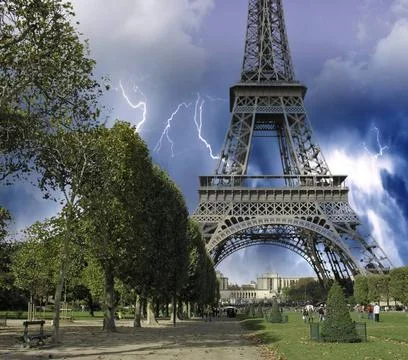 Eiffel Tower from Champ de Mars, Paris Storm approaching Eiffel Tower, Par... Stock-Fotos