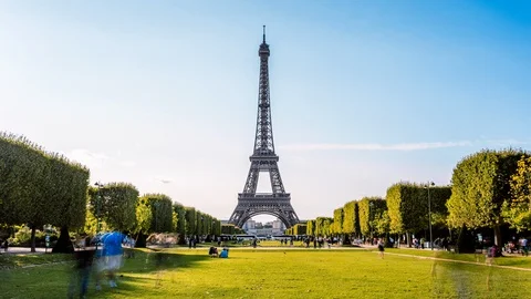 Eiffel tower from Champs de Mars park time lapse Vídeo Stock 119033104