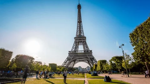 Eiffel tower from Champs de Mars park time lapse Stockbeeldmateriaal 119033109