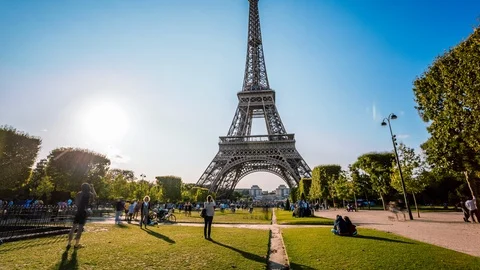 Eiffel tower from Champs de Mars park time lapse Stockbeeldmateriaal 119033128