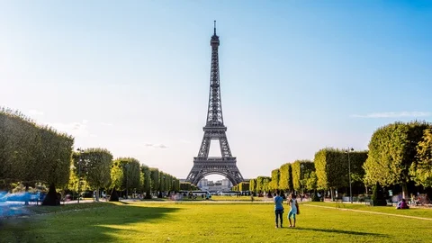 Eiffel tower from Champs de Mars park time lapse Stockbeeldmateriaal 119033131