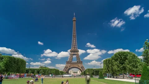 Eiffel Tower on Champs de Mars in Paris timelapse hyperlapse, France Video stock 143392399